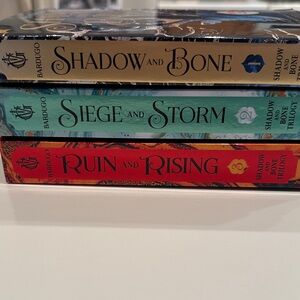 Shadow and Bone Trilogy Box Set - Black, Teal, Red